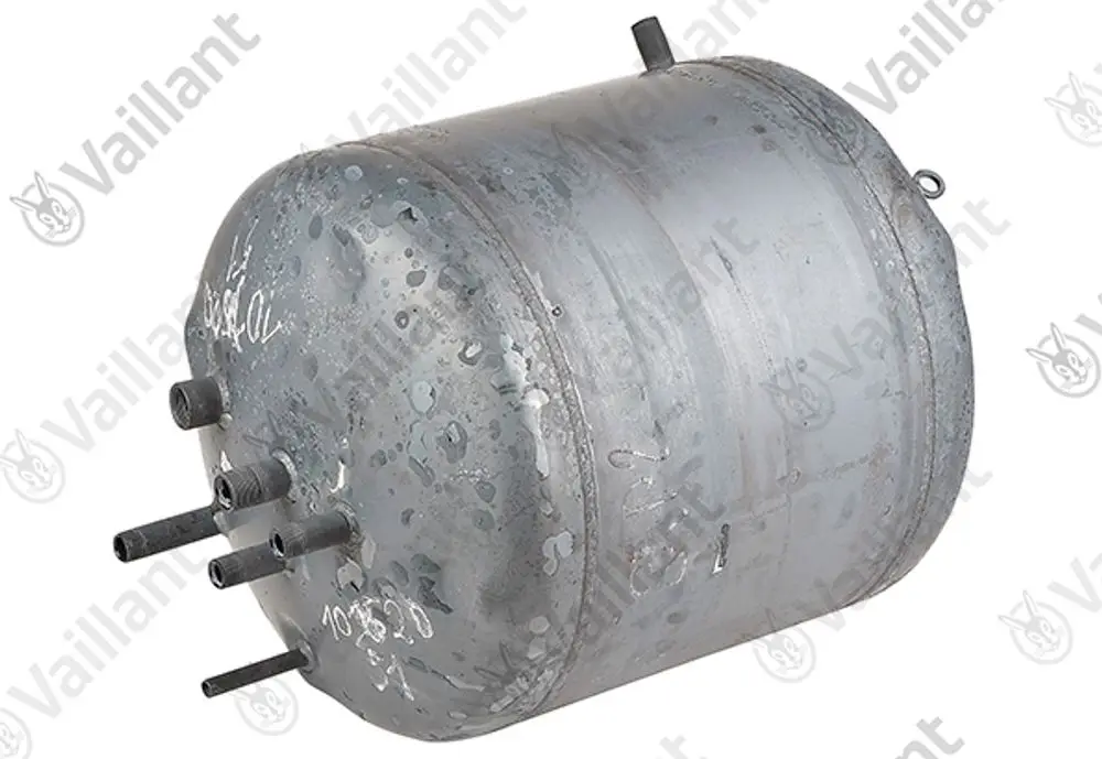 Vaillant Speicher mit runder Form und mehreren Anschlussrohren an der Seite, aus Metall gefertigt, in neutraler Farbgebung.
